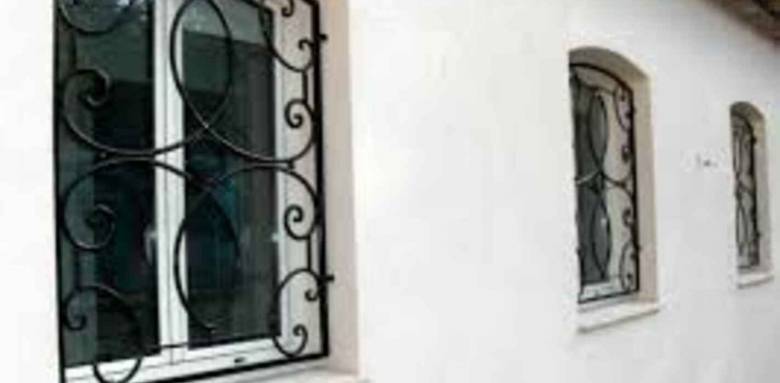 grille de défense devant une fenêtre