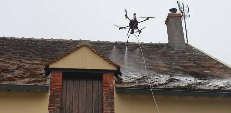 Nettoyage et pulvérisation sur toiture par drone