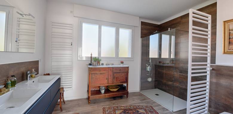 Création salle d'eau XXL avec douche à l'italienne grand modèle