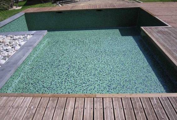 Intérieur de piscine en mosaïque