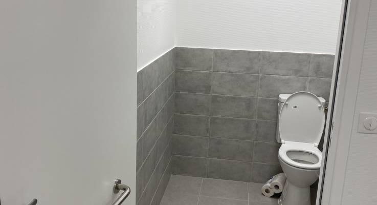 WC aux normes PMR