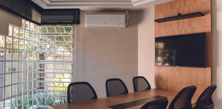 Climatisation - Split installé en haut du mur - architecte 77, bureau d'étude 77, maçon 77, charpentier 77, menuisier 77, électricien 77, plombier 77, plaquiste 77, plâtrier 77, carreleur 77, auditeur énergétique 77, chauffagiste 77