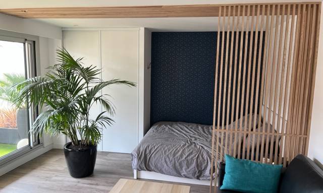 Pose d'un claustra pour séparer le salon du coin nuit dans un studio - Nantes 44