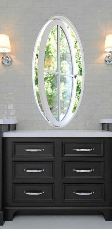 Fenêtre oeil de boeuf avec croisillons dans une SDB