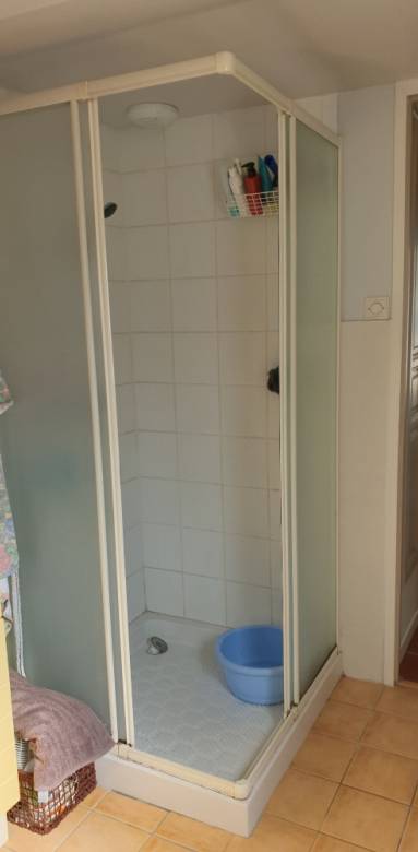 Salle de bain-buanderie avec cabine de douche avant travaux pour rénovation douche à l'italienne