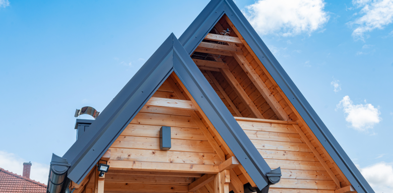 Une charpente rénovée pour garantir la solidité et la longévité de votre maison.