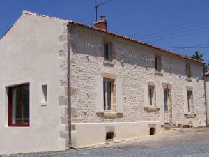 Façade en pierre rénovée