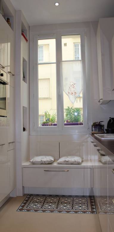 Rénovation cuisine couloir avec alignement équipements sur 2 murs