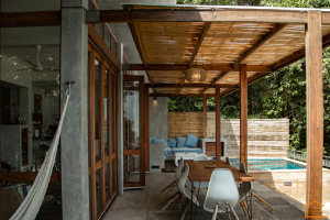 Créer un coin détente extérieur : pergola, salon de jardin et éclairage