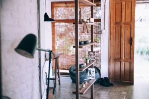 Etagère ouverte délimitant les espaces