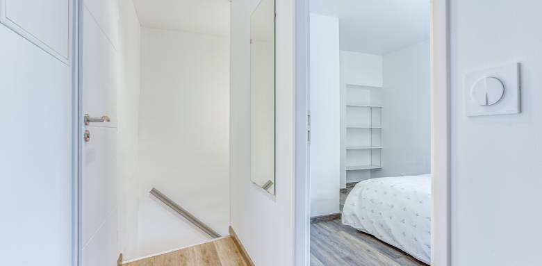 Les murs ont été peints en blanc et un parquet flottant donne un coup de jeune à cette location - Tencin