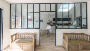 Verrière d'interieur entre cuisine et salon avec porte centrale