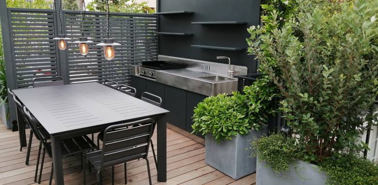 Cuisine extérieure en milieu urbain avec verrière