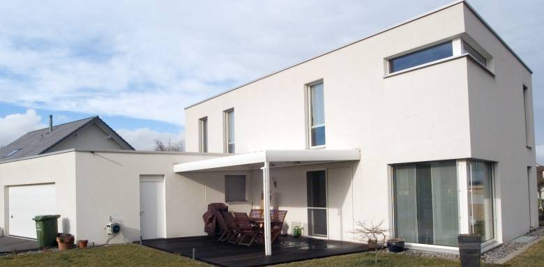 Une maison à toit plat.