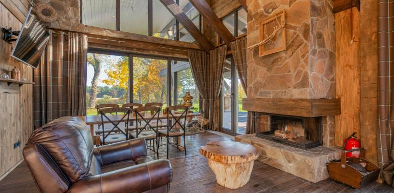 Salon d'une grange rénovée avec grandes baies vitrées - Eure et Loire