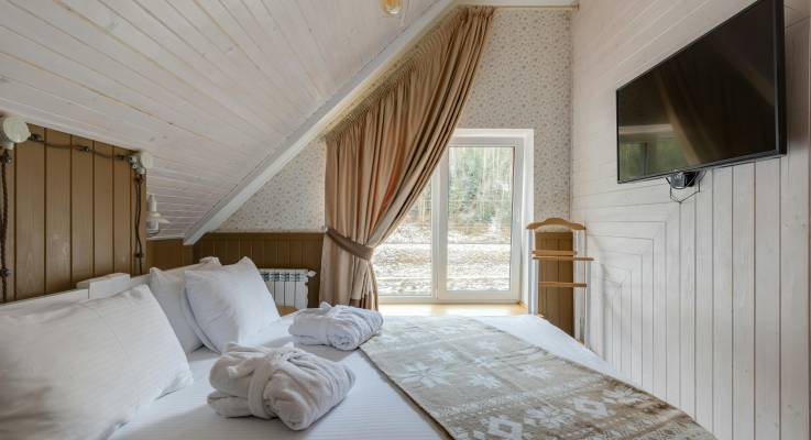 Chambre d'hôtel mansardée fraichement rénovée