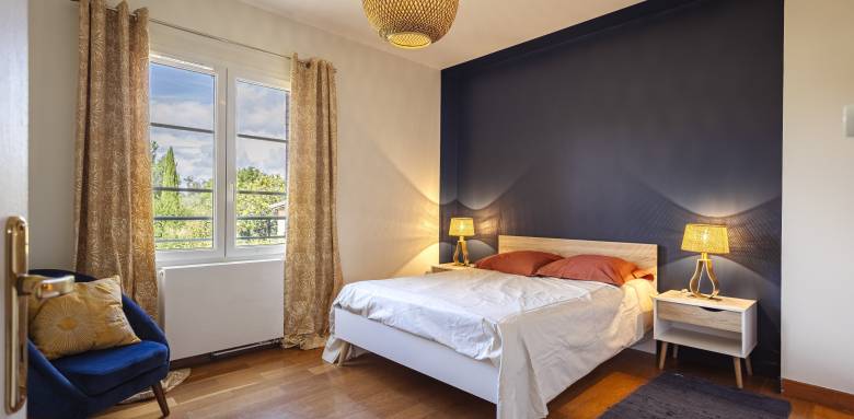 Chambre aux couleurs bleu intense - Rénovation de maison à Toulouse