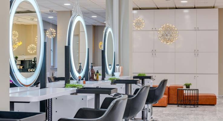 Un salon de coiffure moderne et lumineux