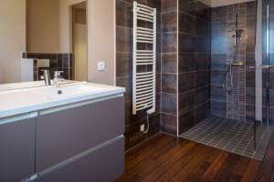 Salle de bain parquet bois