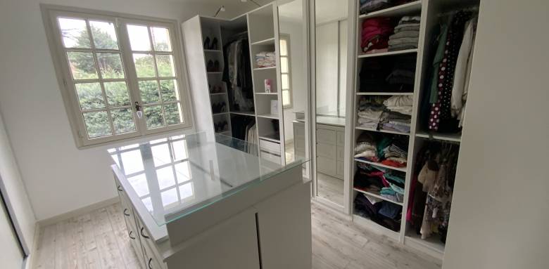 Pièce dressing sur mesure avec rangements ouverts et fermés meuble distribution central