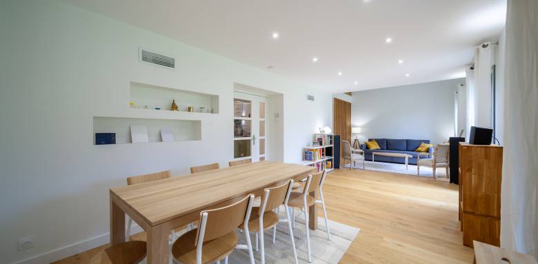 Le faux plafond a permis de dissimuler les gaines techniques et installer des LED