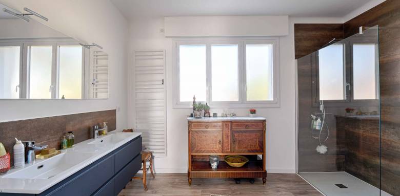 Grande salle de bain rénovée dans une maison - Le Raincy 93