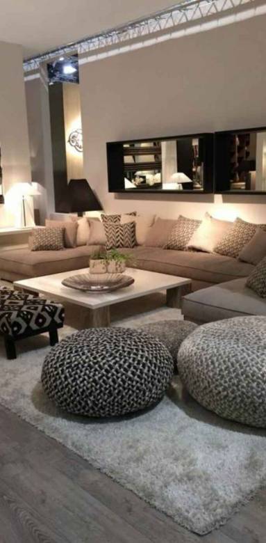 Disposition de divers poufs pour un espace cocooning