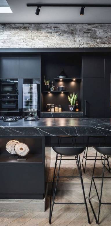 Cuisine moderne à mobilier noir - Hyères 83