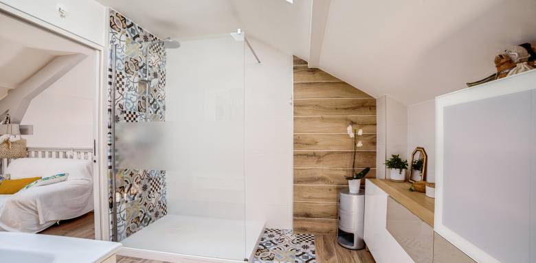 authenticité et luminosité pour cette salle de bain sous pente