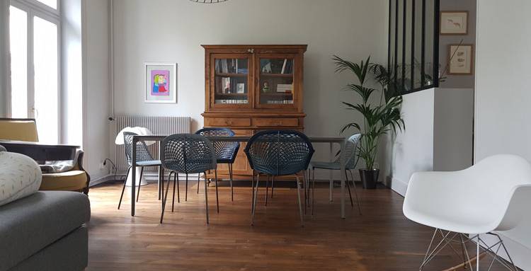 Parquet en bois massif dans séjour, du charme à l'état brut