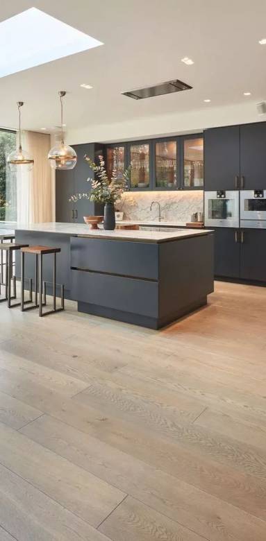 une cuisine tout en noir rénovée