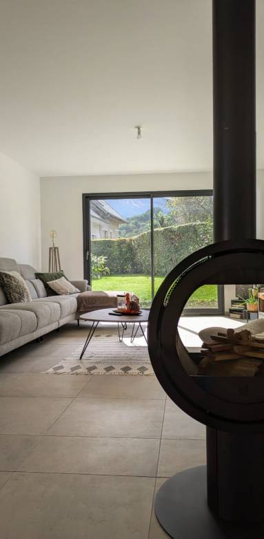 Le poêle à bois, élément esthétique de ce salon