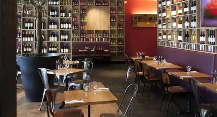 Mélange d'ambiances dans un salle de restaurant
