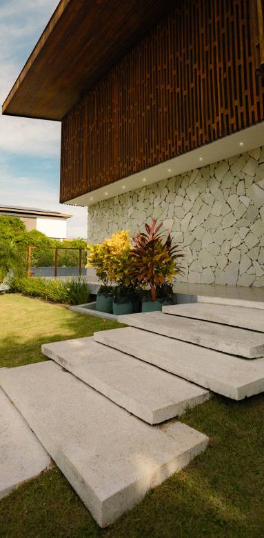 Réussir l’aménagement d’un jardin en pente : allier esthétique et praticité