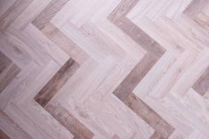 Les lames de PVC clivables sont faciles à poser sur un carrelage au sol.