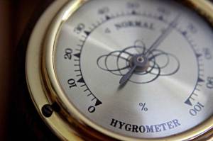 Un simple hygromètre permet de vérifier le taux d’humidité à Arras (62) Pas de Calais