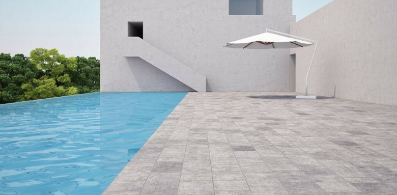 Plage de piscine en travertin