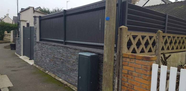 clôture PVC  sur muret pierre de parement