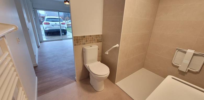 La salle de douche ouverte sur la chambre