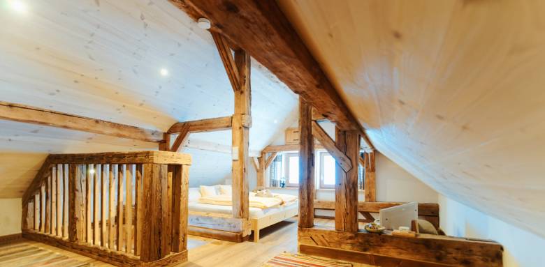 Chambre mansardée aménagée dans les combles