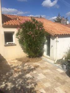 Relooking de terrasse avec remplacement du revêtement de sol par un dallage en travertin - Nantes 44