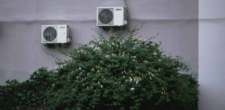 Climatiseurs sur un mur gris 