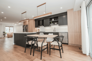 Transformer une cuisine fermée en cuisine ouverte : les clés d’une rénovation réussie