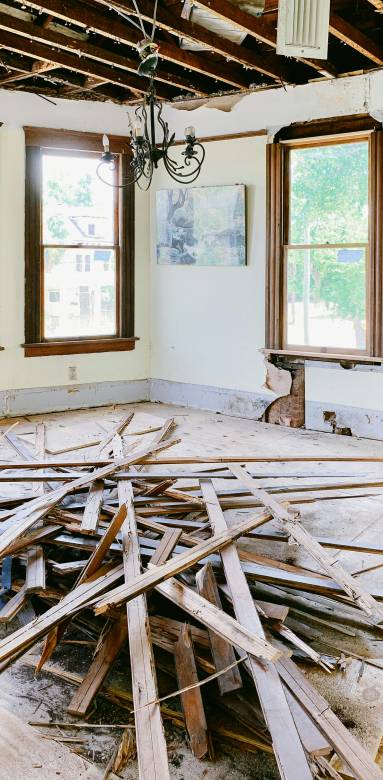 Phase de curage dans une maison ancienne à rénover