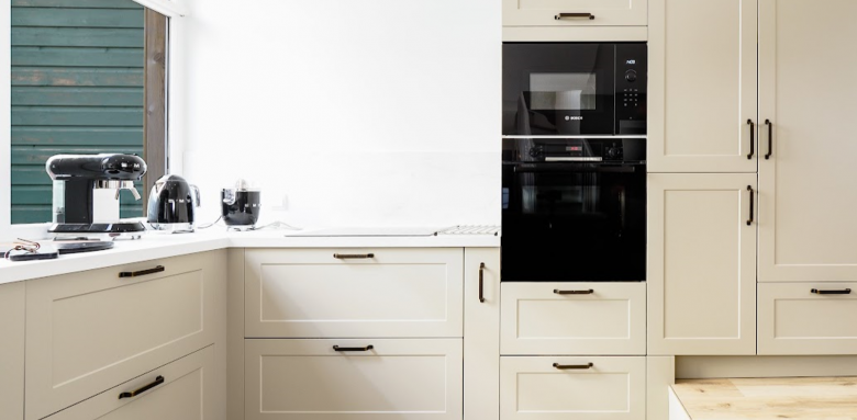 Petite cuisine : comment gagner de la place sans pousser les murs