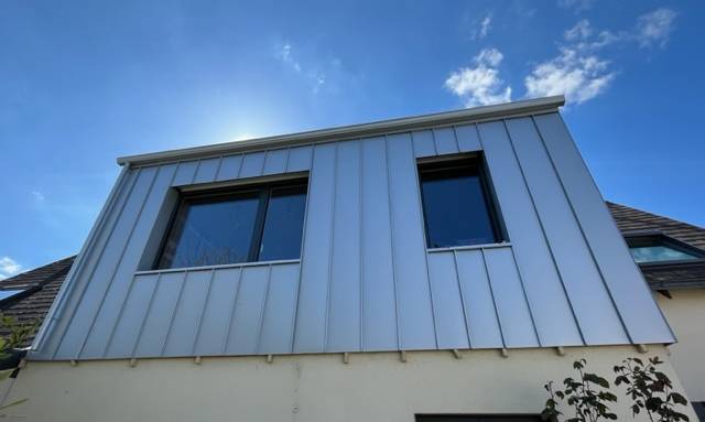 Surélévation de maison en ossature bois avec son bardage en zinc quartz gris clair à joint debout - 44 Nantes