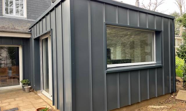 Agrandissement de maison par une extension en ossature bois et bardage type zinc quartz à joints debout - Nantes 44