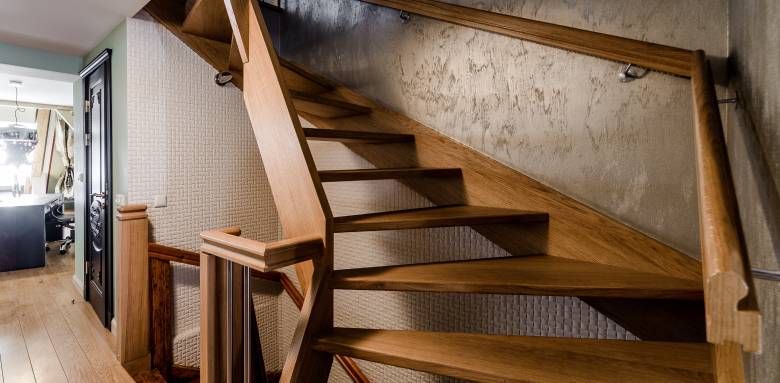 Un escalier en bois.