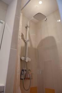 douche dans un studio de 15 à 16 m² à Paris