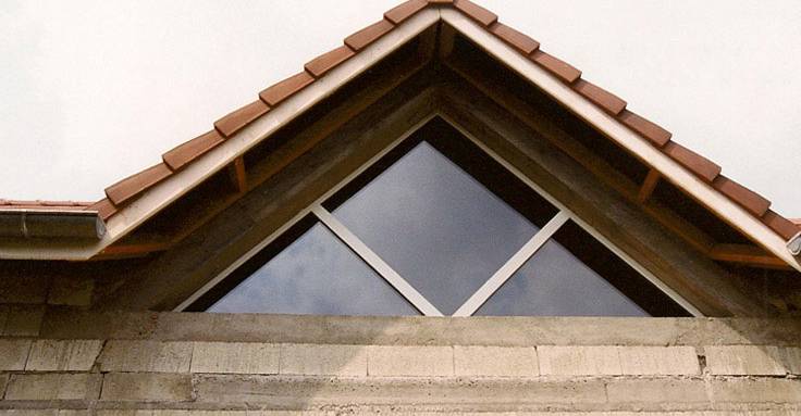 Lucarne de toit triangulaire sur mesure chassis bois